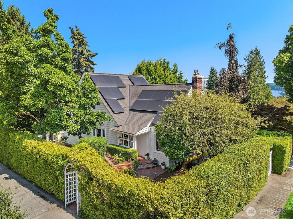 Photo of 1502 39th Avenue E, Seattle, WA 98112 (MLS # 2569155)