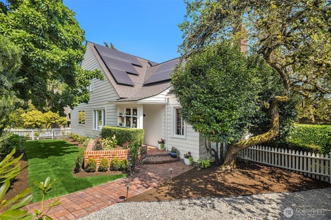 Photo of 1502 39th Avenue E, Seattle, WA 98112 (MLS # 2569155)