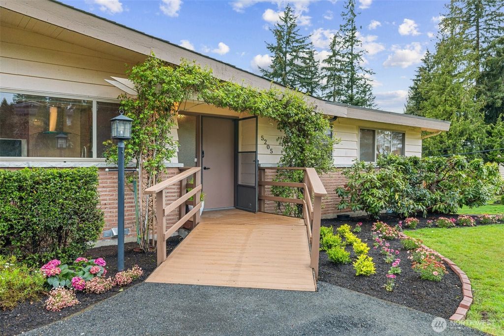 Photo of 5205 SE 125th Avenue, Bellevue, WA 98006 (MLS # 2341540)