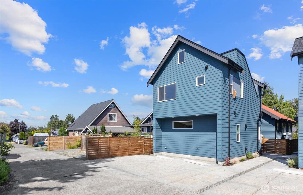 Photo of 1415 Martin Luther King Jr Way, Seattle, WA 98122 (MLS # 2569224)