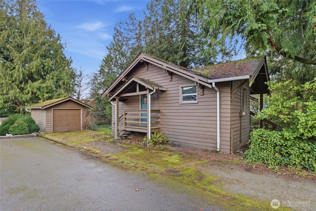 Photo of 11716 16th Avenue NE, Seattle, WA 98125 (MLS # 2482420)