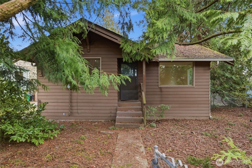 Photo of 11716 16th Avenue NE, Seattle, WA 98125 (MLS # 2482420)