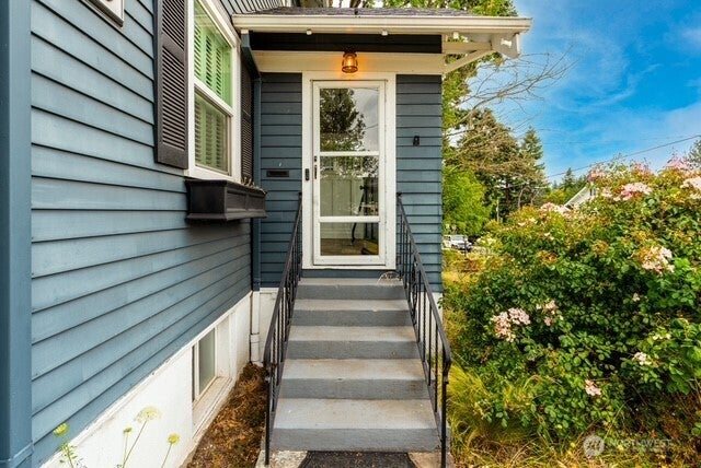 909 Center Street