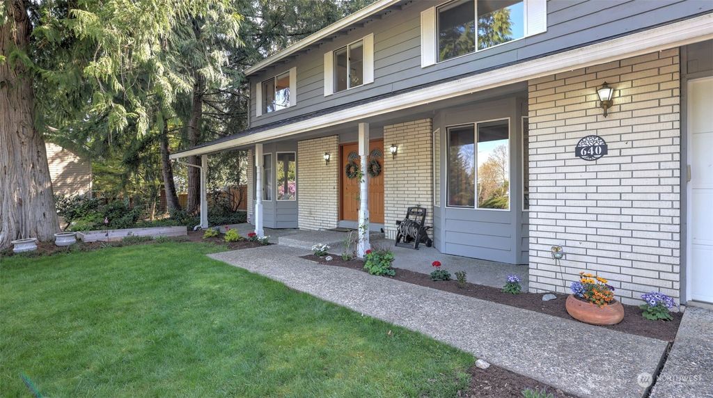 Photo of 640 Kalmia Court NW, Issaquah, WA 98027 (MLS # 2218645)