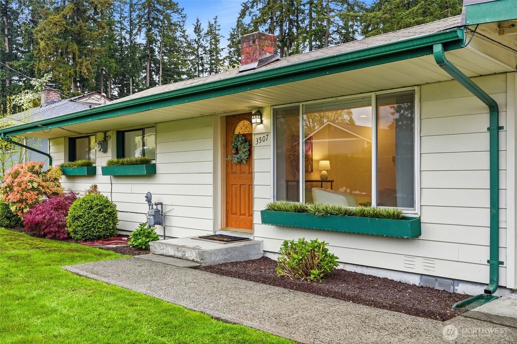 Photo of 3507 NE 8th Street, Renton, WA 98056 (MLS # 2511591)