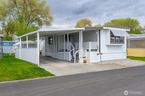 Photo of 2240 W Broadway Ave #137, Moses Lake, WA 98837 (MLS # 2512649)