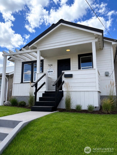 Photo of 504 Methow Street, Wenatchee, WA 98801 (MLS # 2554994)