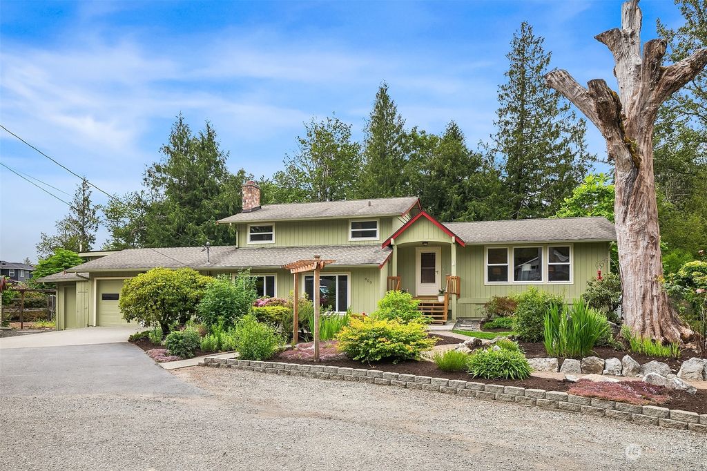 Photo of 409 Taylor Pl NE Pl, North Bend, WA 98045 (MLS # 2250101)