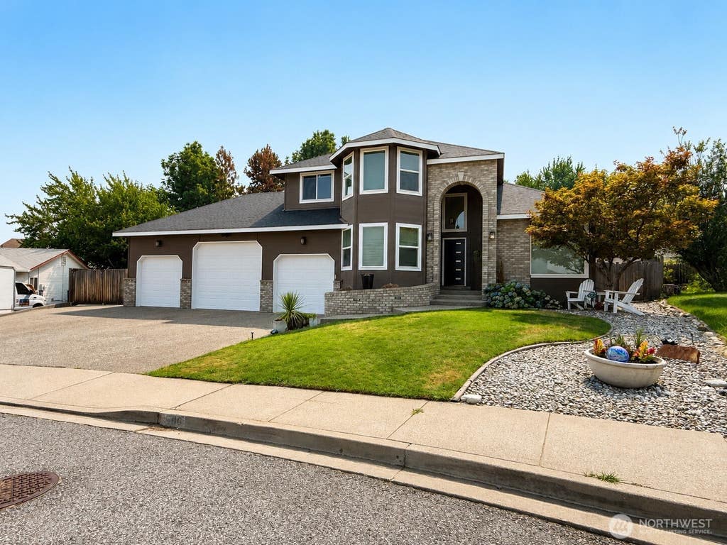 Photo of 506 Cedar Wood Place, Wenatchee, WA 98801 (MLS # 2566152)