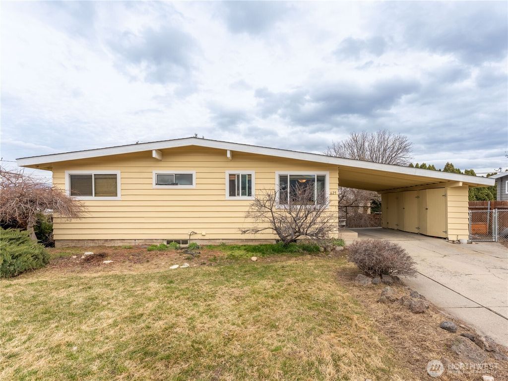 Photo of 625 Lambert Street, Wenatchee, WA 98801 (MLS # 2484365)