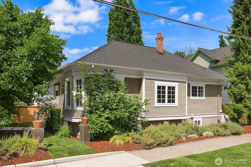 Photo of 2800 E Thomas Street, Seattle, WA 98112 (MLS # 2417312)