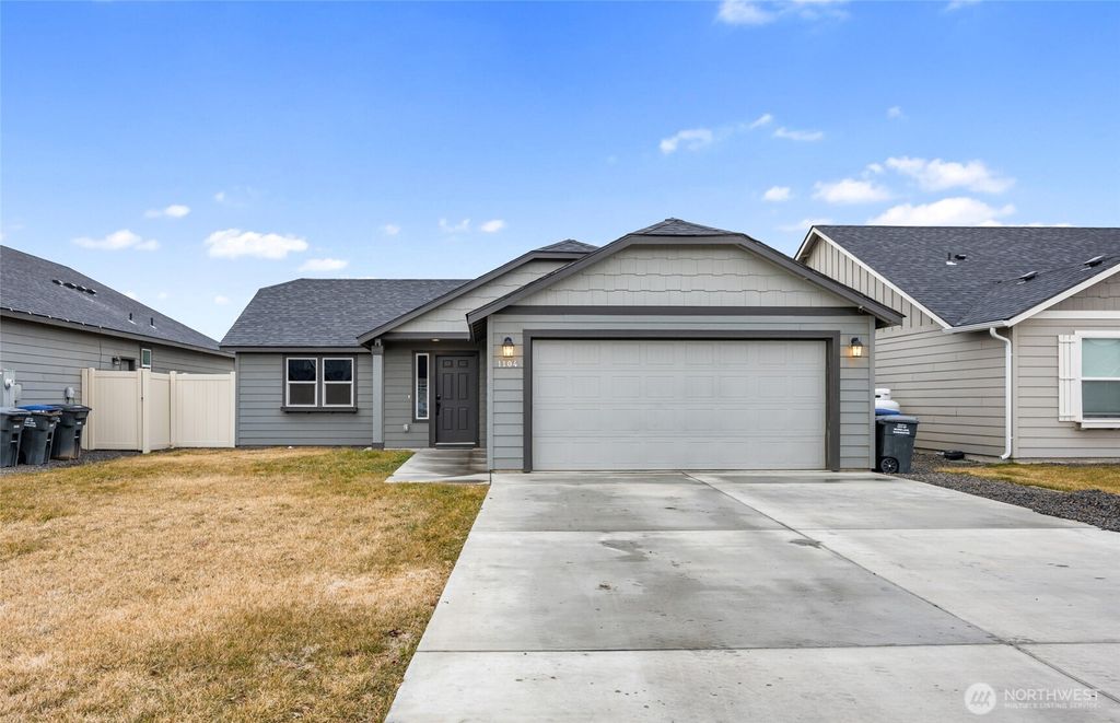 Photo of 1104 W Maple Drive, Moses Lake, WA 98837 (MLS # 2481079)