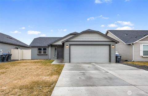 Photo of 1104 W Maple Drive, Moses Lake, WA 98837 (MLS # 2481079)