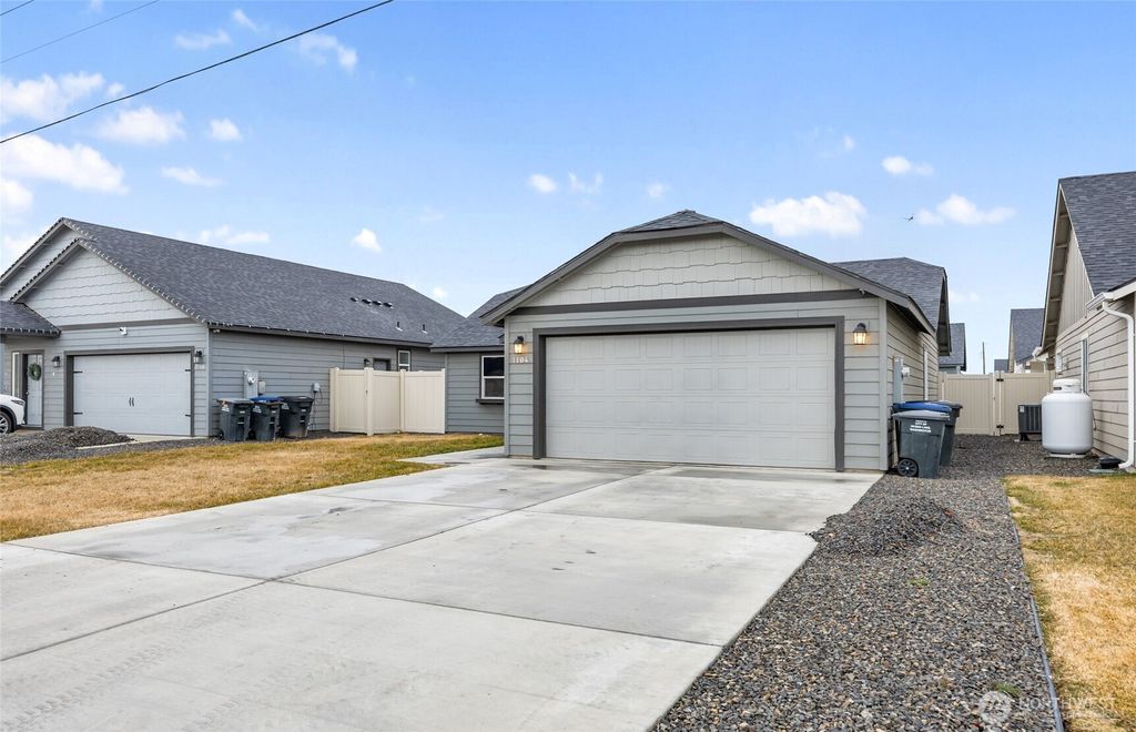 Photo of 1104 W Maple Drive, Moses Lake, WA 98837 (MLS # 2481079)