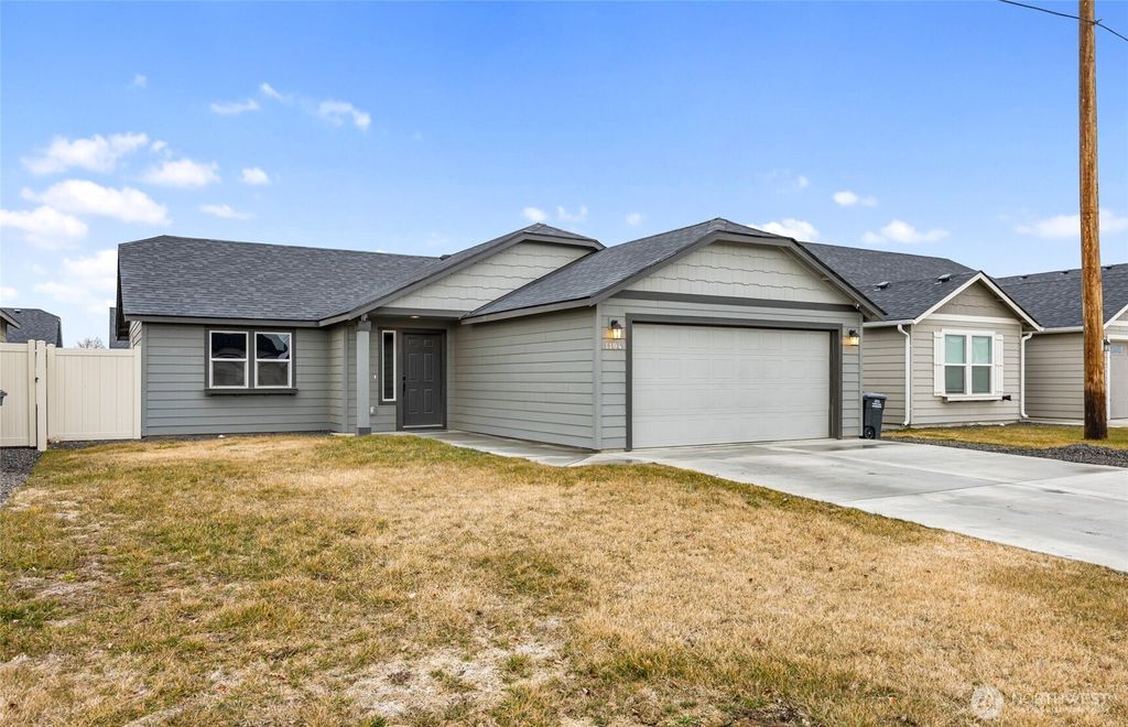 Photo of 1104 W Maple Drive, Moses Lake, WA 98837 (MLS # 2481079)