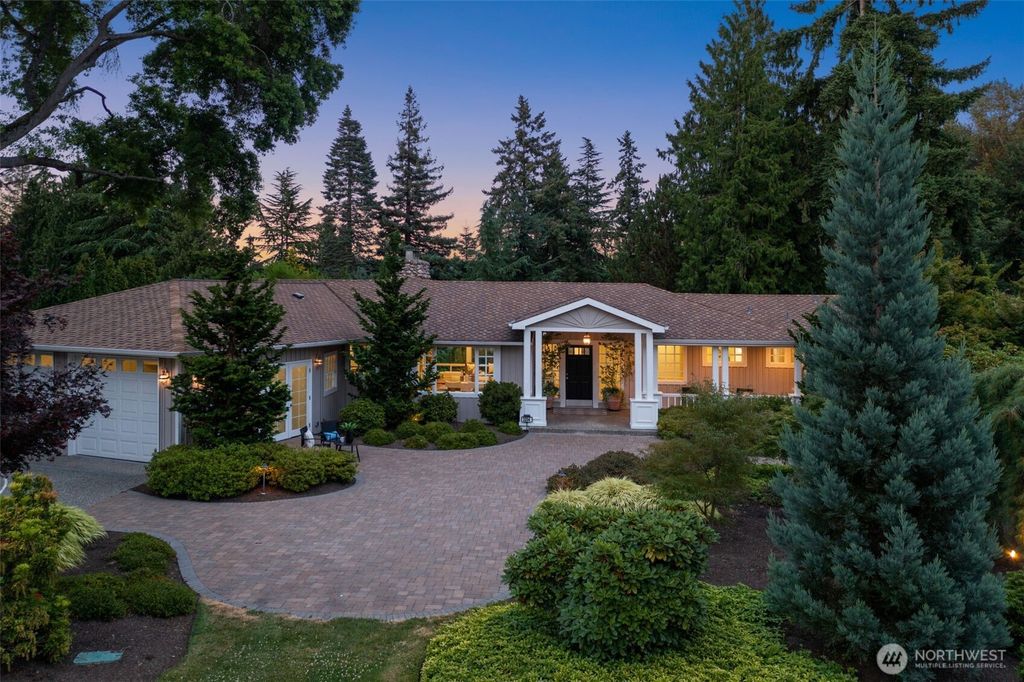 Photo of 3204 Evergreen Point Road, Medina, WA 98039 (MLS # 2403180)