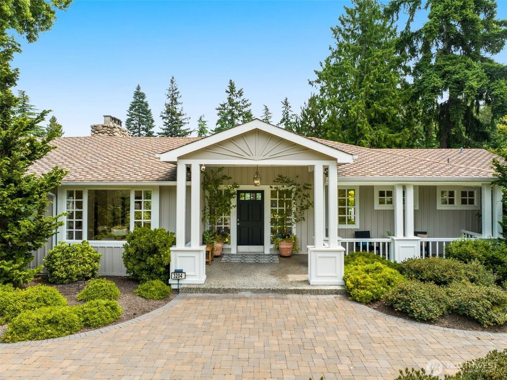 Photo of 3204 Evergreen Point Road, Medina, WA 98039 (MLS # 2403180)