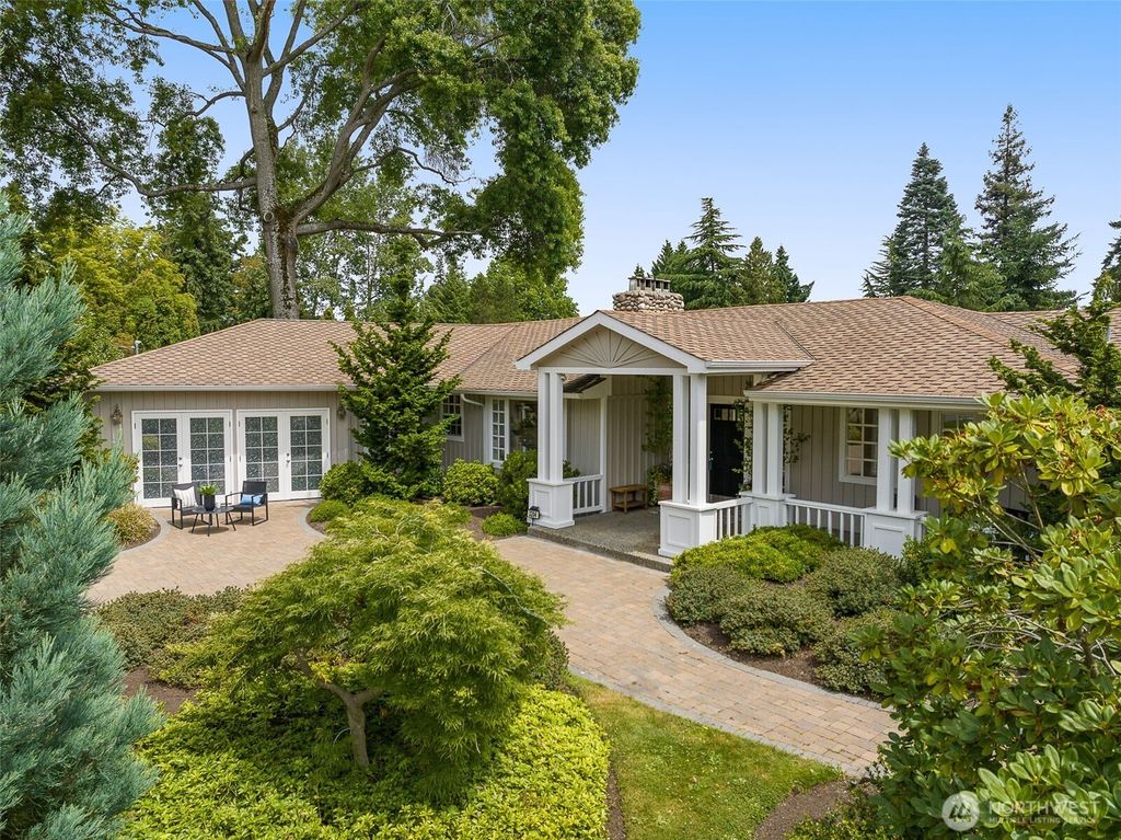Photo of 3204 Evergreen Point Road, Medina, WA 98039 (MLS # 2403180)