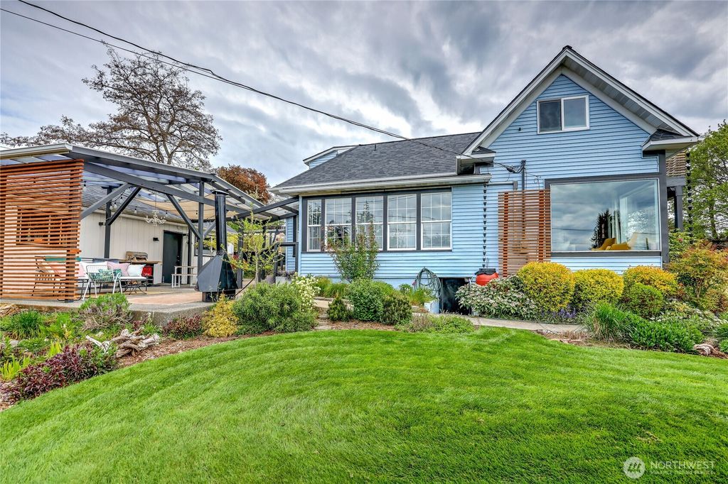 Photo of 2004 E 15th Street, Bremerton, WA 98310 (MLS # 2511076)