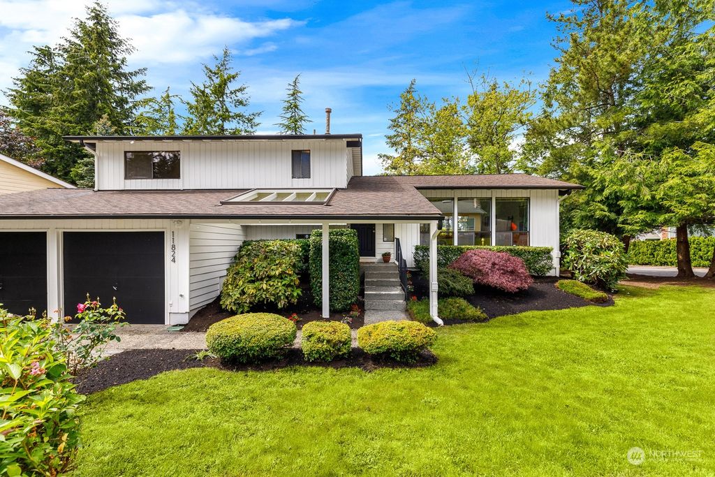 Photo of 11824 SE 65th Street, Bellevue, WA 98006 (MLS # 2243019)