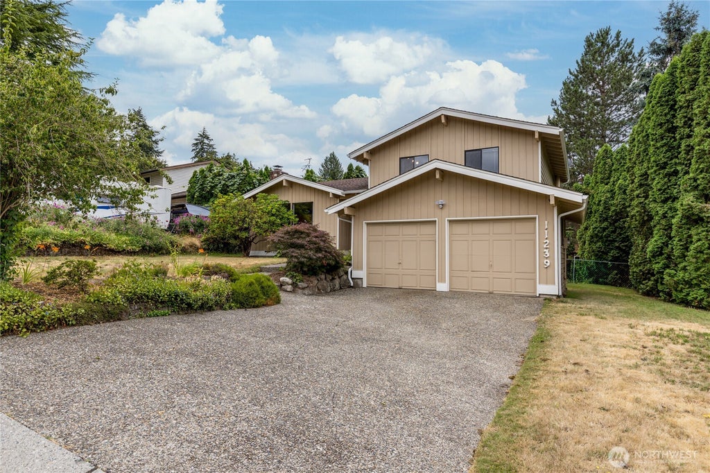 Photo of 11239 SE 324th Street, Auburn, WA 98092 (MLS # 2560807)