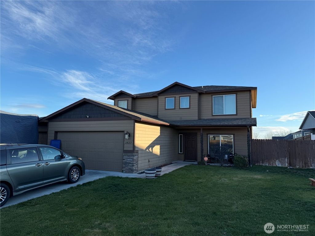 Photo of 1427 W Century St St, Moses Lake, WA 98837 (MLS # 2464553)