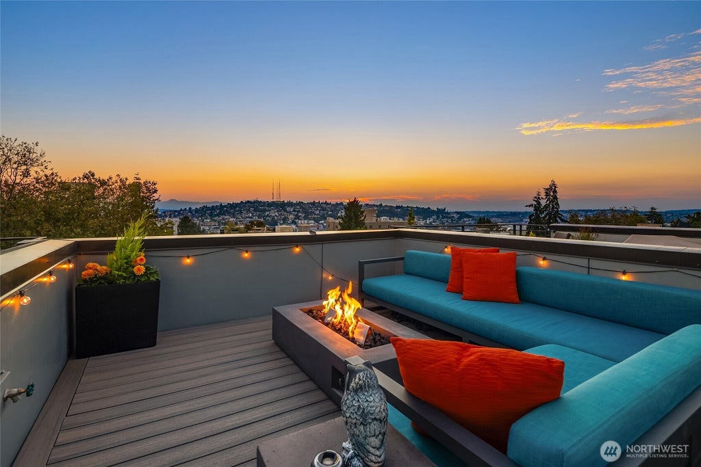 Photo of 727 Belmont Avenue E, Seattle, WA 98102 (MLS # 2559709)