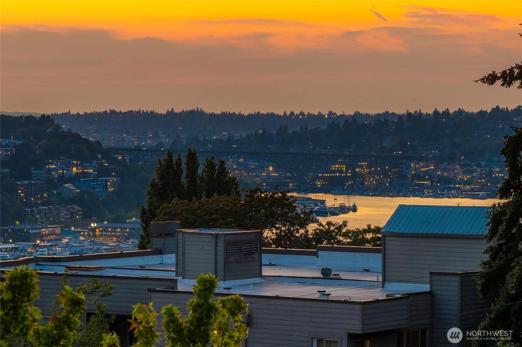 Photo of 727 Belmont Avenue E, Seattle, WA 98102 (MLS # 2559709)