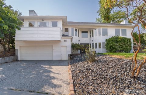 Photo of 301 Canyon Place, Wenatchee, WA 98801 (MLS # 2436771)