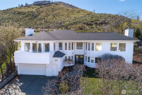 Photo of 301 Canyon Place, Wenatchee, WA 98801 (MLS # 2436771)