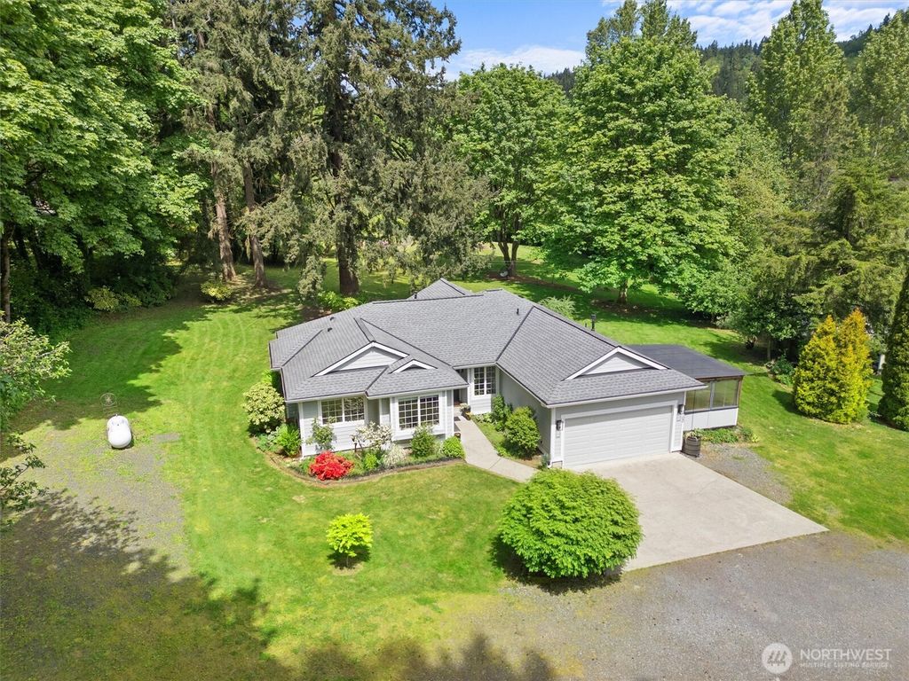 Photo of 16100 SE 113th Place, Renton, WA 98059 (MLS # 2481333)