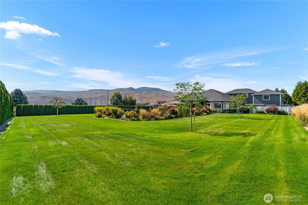 Photo of 3715 Viewmont Drive, Wenatchee, WA 98801 (MLS # 2585402)