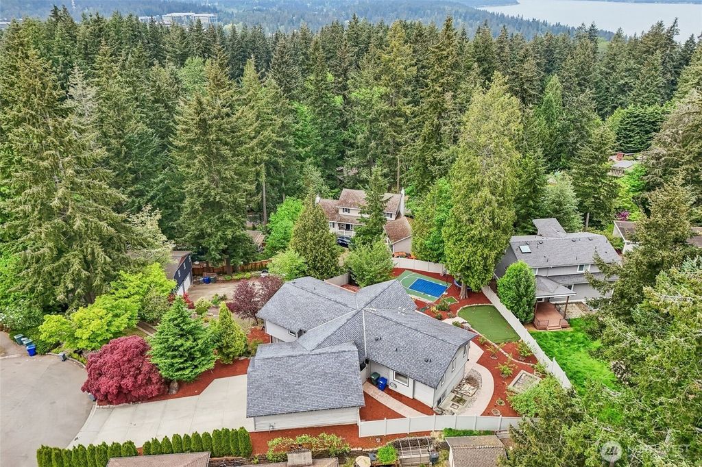Photo of 15831 SE 43rd Place, Bellevue, WA 98006 (MLS # 2518108)