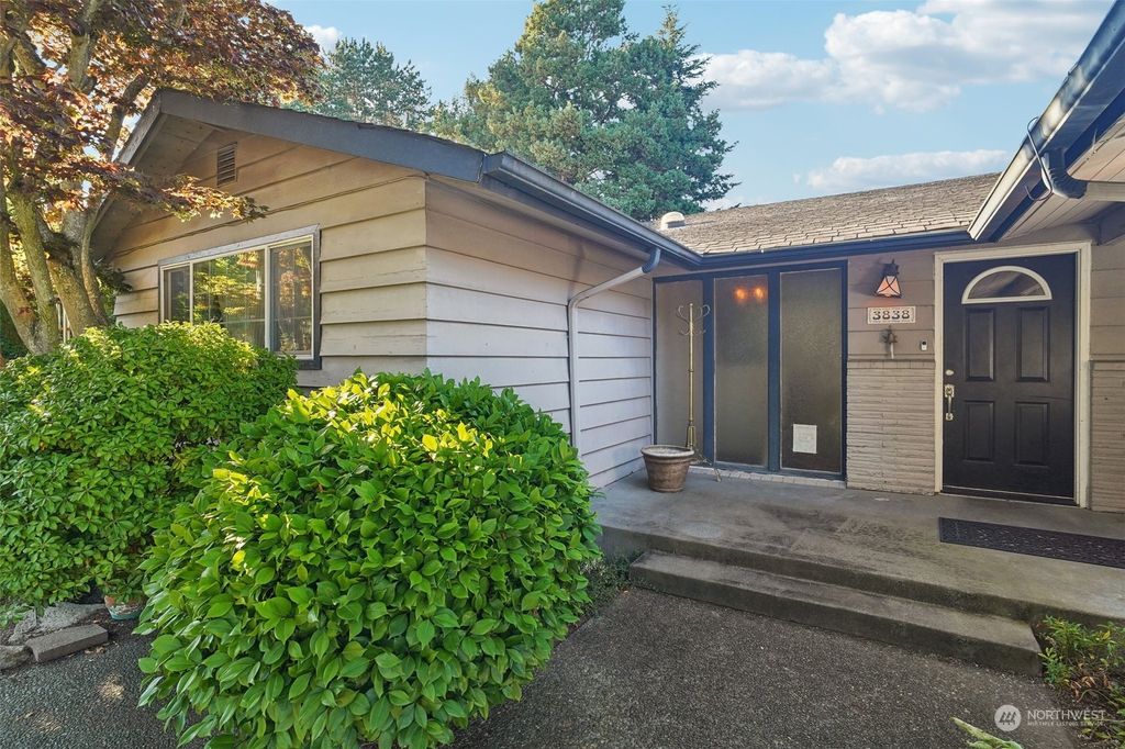 Photo of 3838 NE 98th Street, Seattle, WA 98115 (MLS # 2275089)