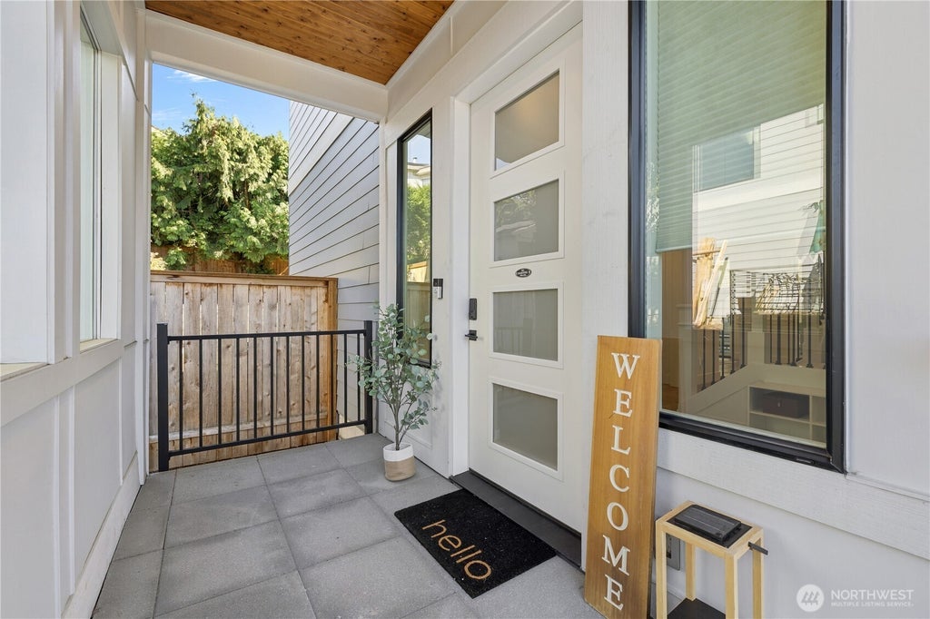 Photo of 328 Slater Street S, Kirkland, WA 98033 (MLS # 2583745)