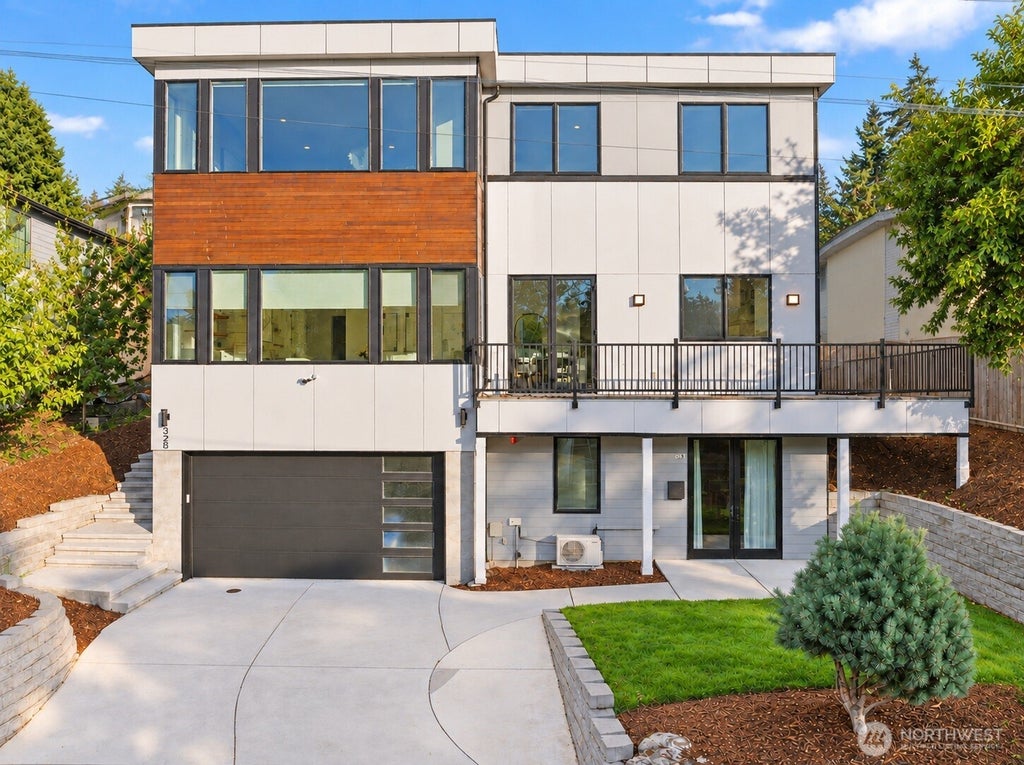Photo of 328 Slater Street S, Kirkland, WA 98033 (MLS # 2583745)