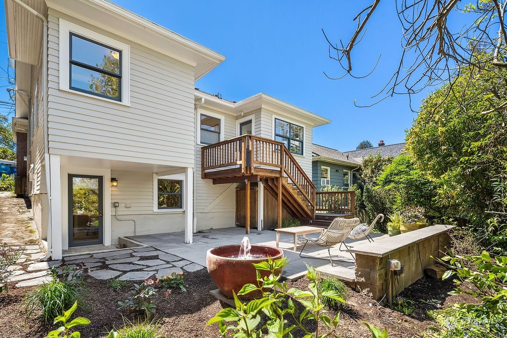 Photo of 308 Howe Street, Seattle, WA 98109 (MLS # 2067294)