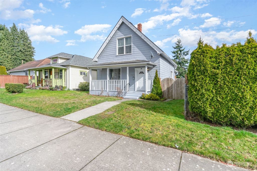 Photo of 1305 E Marine View Dr Dr, Everett, WA 98201 (MLS # 2207068)