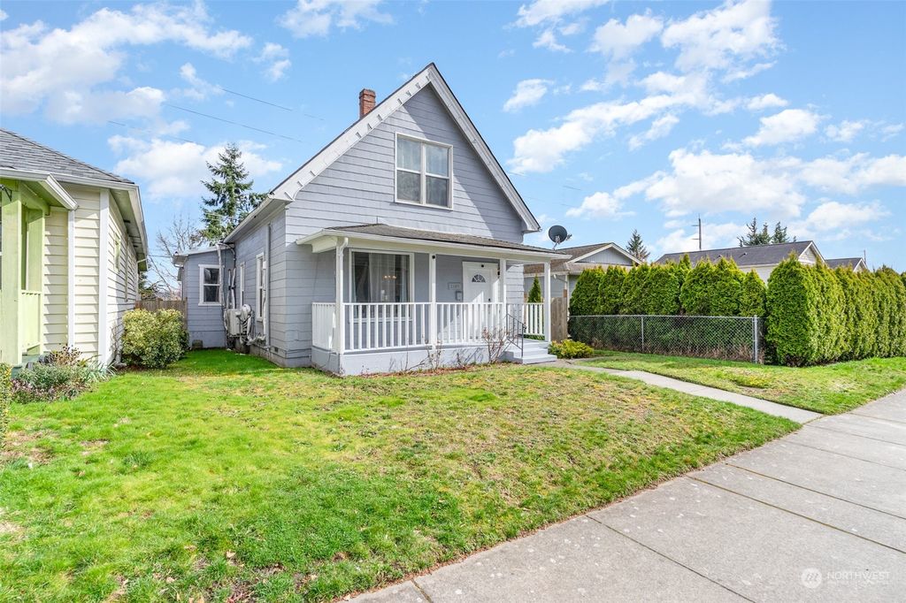 Photo of 1305 E Marine View Dr Dr, Everett, WA 98201 (MLS # 2207068)