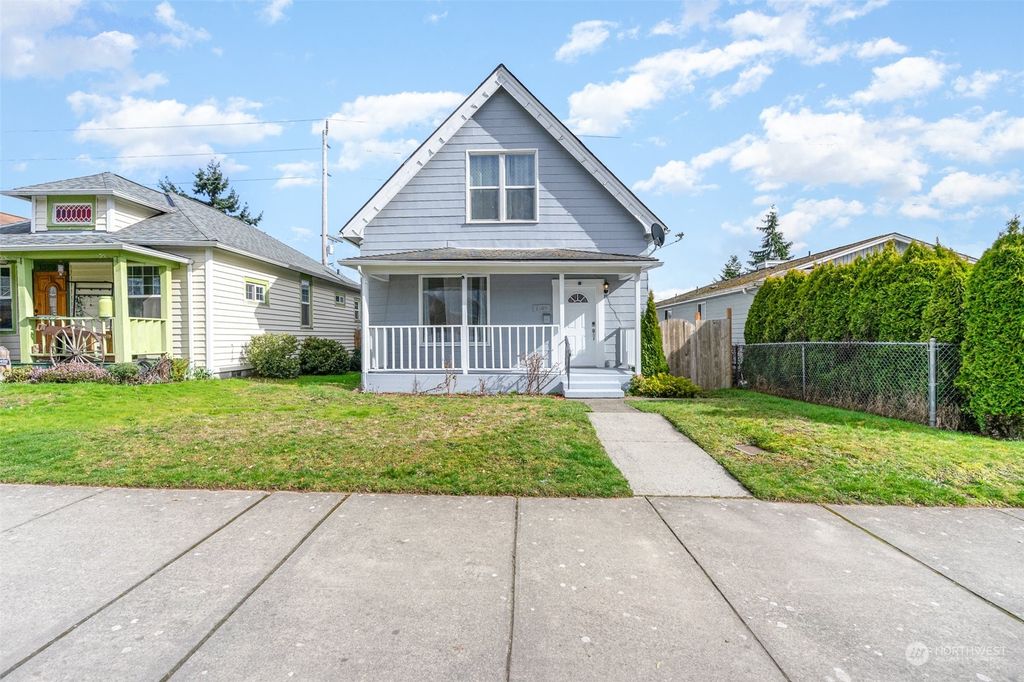 Photo of 1305 E Marine View Dr Dr, Everett, WA 98201 (MLS # 2207068)