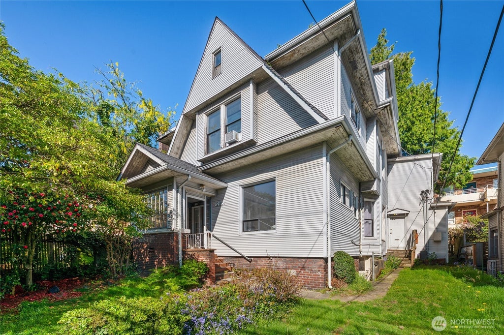 Photo of 206 12th Avenue E, Seattle, WA 98102 (MLS # 2585317)