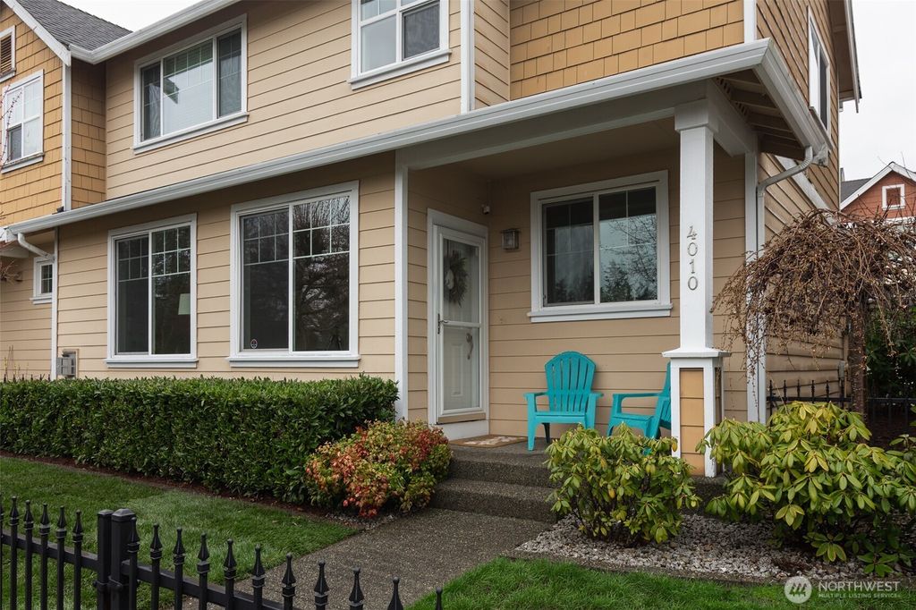 Photo of 4010 NE 3rd Court, Renton, WA 98056 (MLS # 2494124)