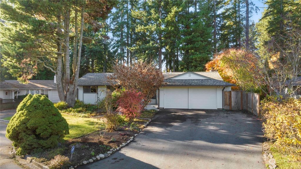 Photo of 16424 65th Avenue W, Lynnwood, WA 98037 (MLS # 2181225)