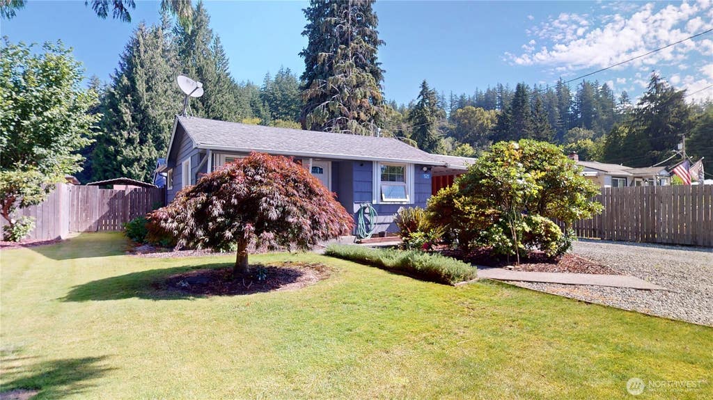 Photo of 521 E Magnolia Avenue, Burlington, WA 98233 (MLS # 2555282)