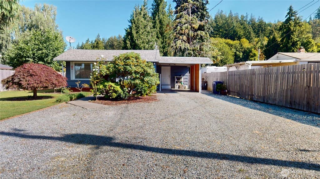 Photo of 521 E Magnolia Avenue, Burlington, WA 98233 (MLS # 2555282)