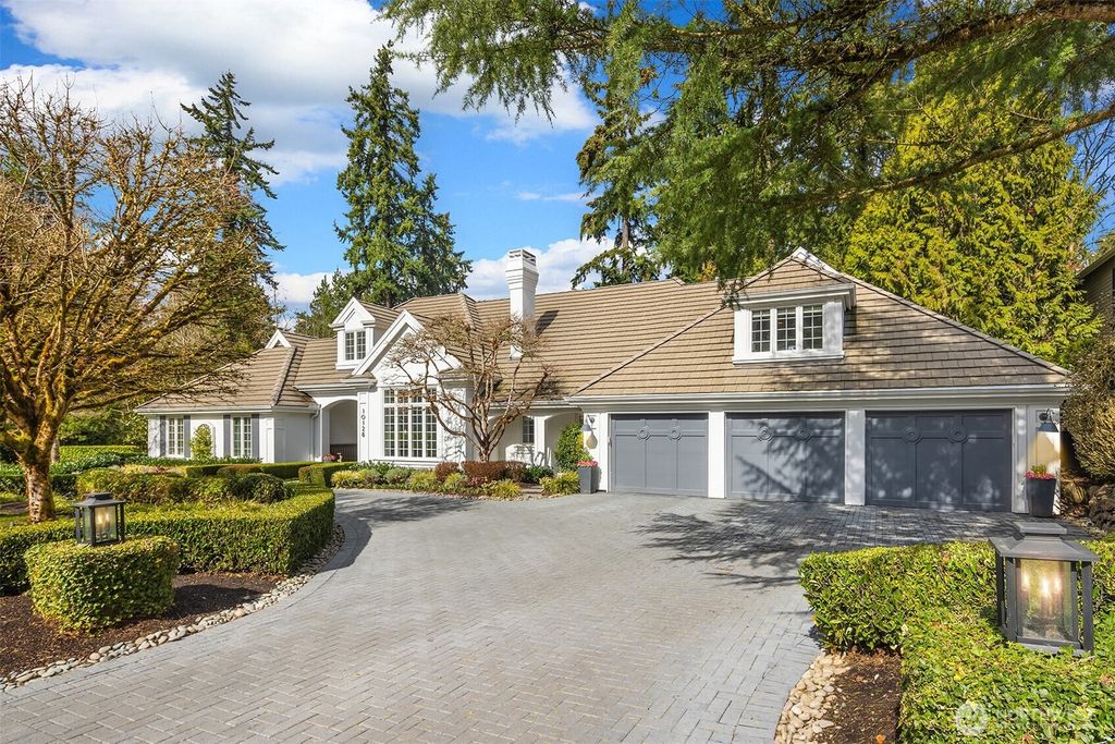 Photo of 10128 SE 16th Place, Bellevue, WA 98004 (MLS # 2346485)