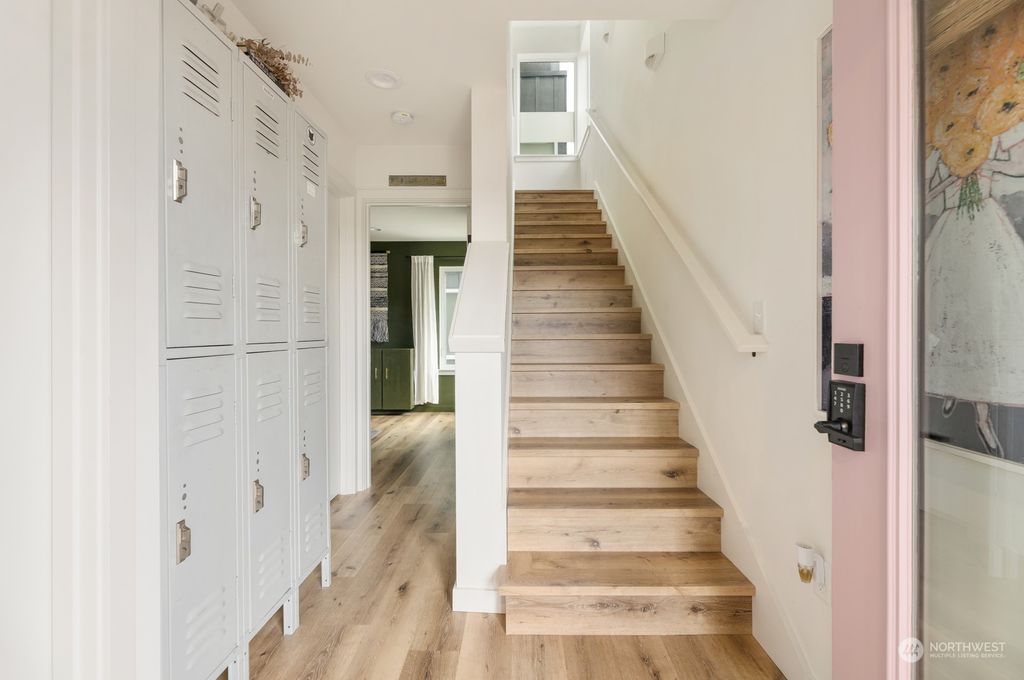 Photo of 9425 18th Avenue SW, Seattle, WA 98106 (MLS # 2204745)