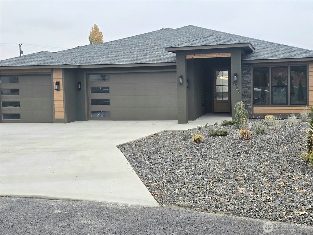Photo of 2053 H.2 Road, Moses Lake, WA 98837 (MLS # 2448600)