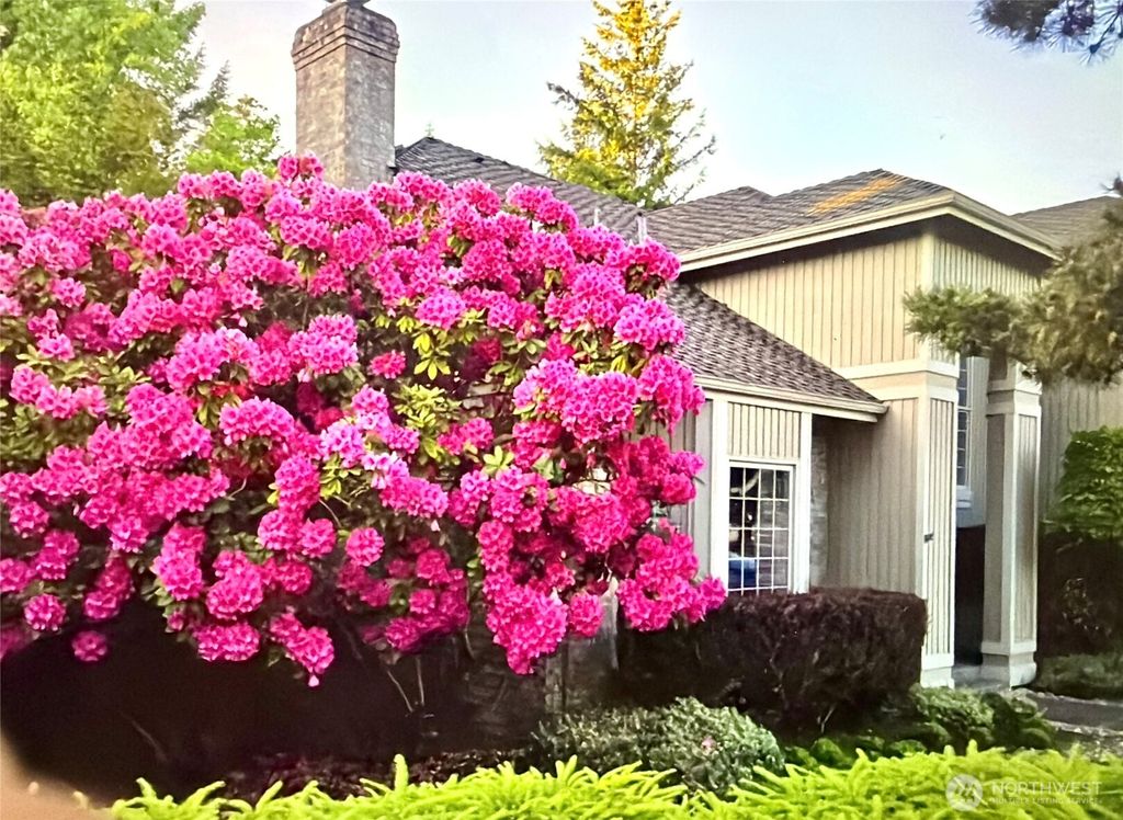 Photo of 24504 SE 42nd PL Pl, Sammamish, WA 98029 (MLS # 2491554)