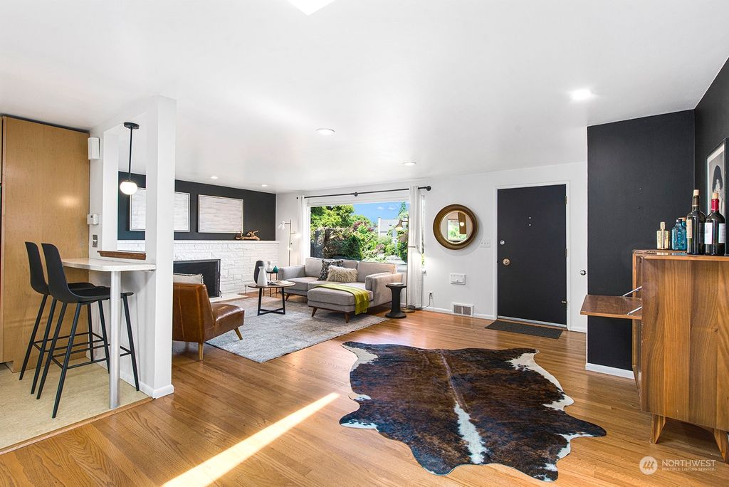 Photo of 823 W Cremona Street, Seattle, WA 98119 (MLS # 2160733)